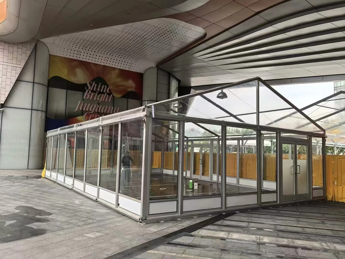 Outdoor tent with glass walls